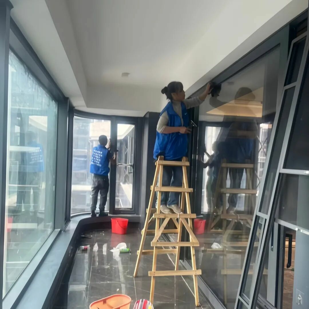 居家保洁擦玻璃