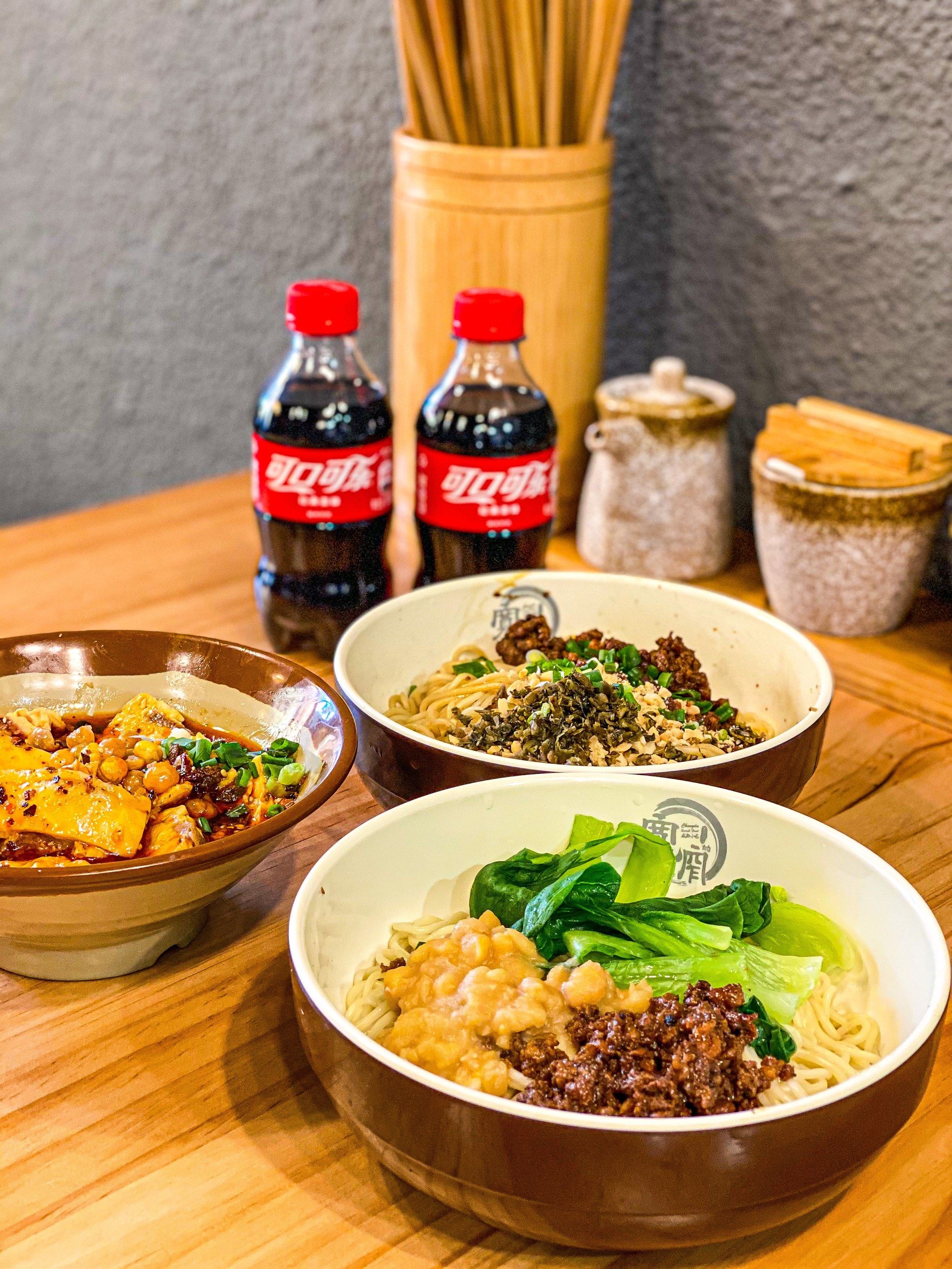 宽窄飞刀面大碗11小碗10元 肉臊子干拌/炸酱/西红柿鸡蛋/三合一/二合一